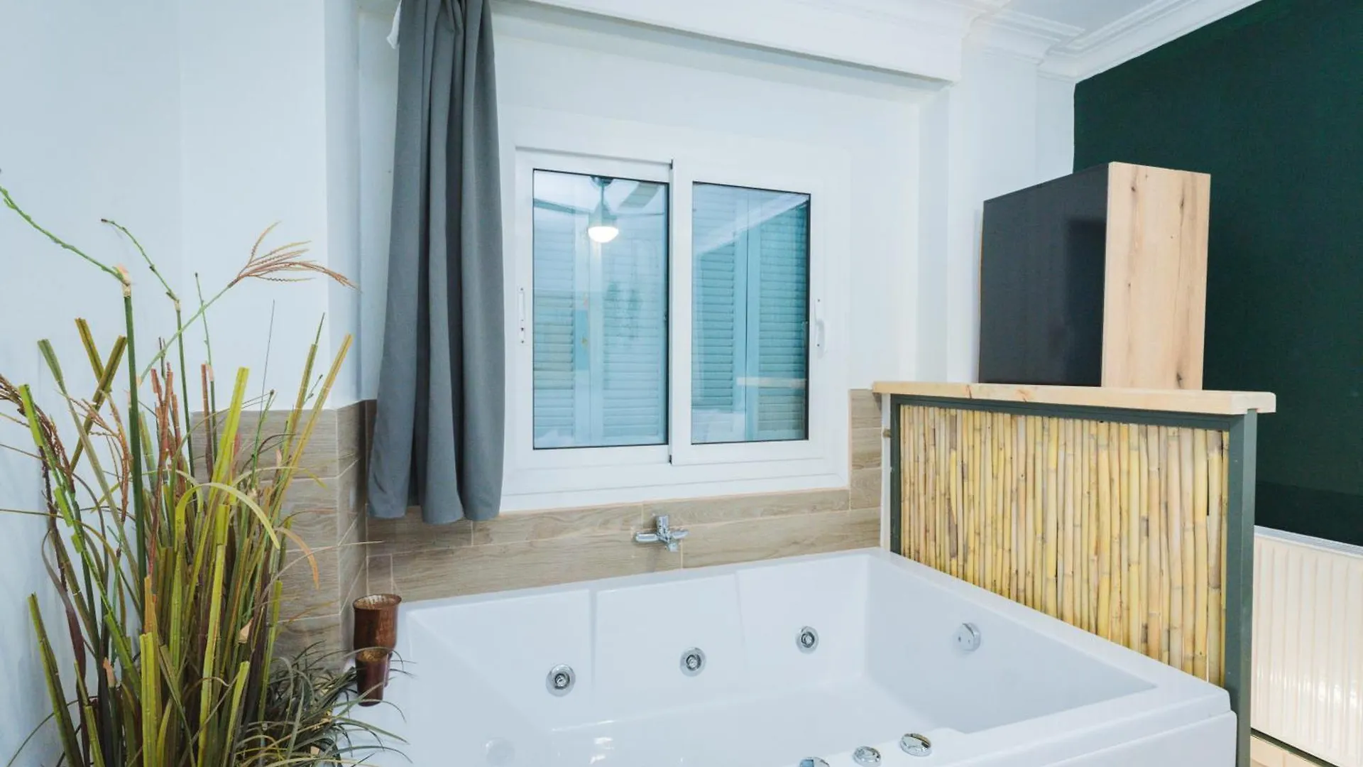 Apartment Stylish Apt W Jacuzzi, 5 Min To White Tower Thessaloniki